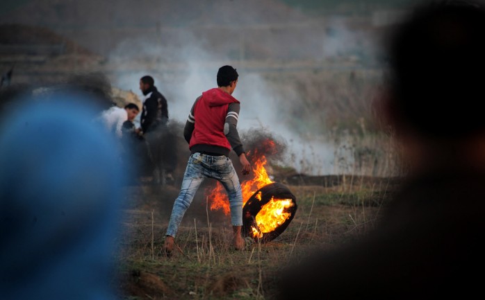 مواطن يشارك في مواجهات مسيرة العودة شرقي مدينة غزة (أرشيف)